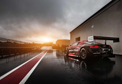 Sportwagen beim Sonnenaufgang