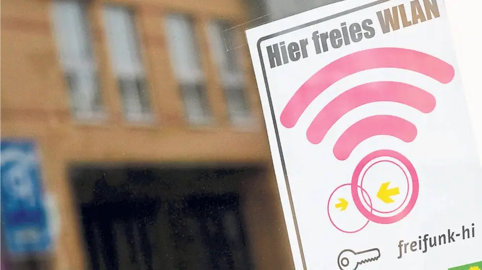 Schild in der Stadt mit der Beschriftung: "Hier freies WLAN"