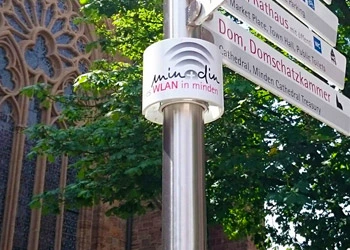 Hinweis zum freien WLAN an einem Wegweiser Schild