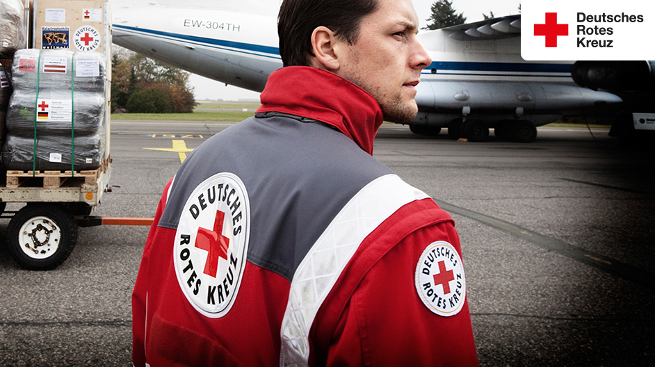 DRK-Mitarbeiter auf einem Flugfeld