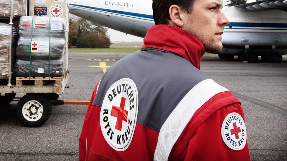 DRK-Mitarbeiters auf einem Flugfeld